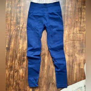 NWOT navy scrunch butt leggings size small